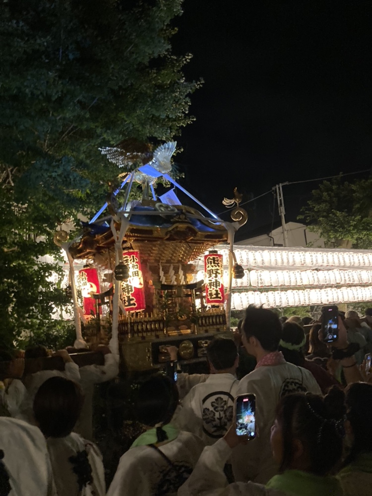 市内各地の神社から夜明けの海岸に向けてお神輿が出発。